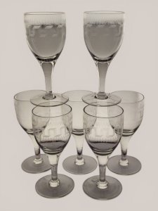 7 verres à vin décor à la grecque / verre. Hauteur 16, 5 cm. Diamètre au bu