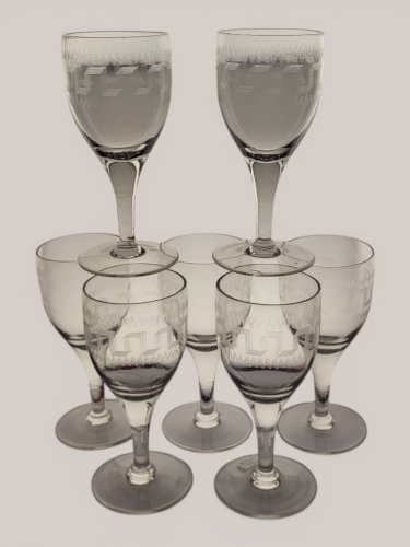 7 verres à vin décor à la grecque / verre. Hauteur 16, 5 cm. Diamètre au bu