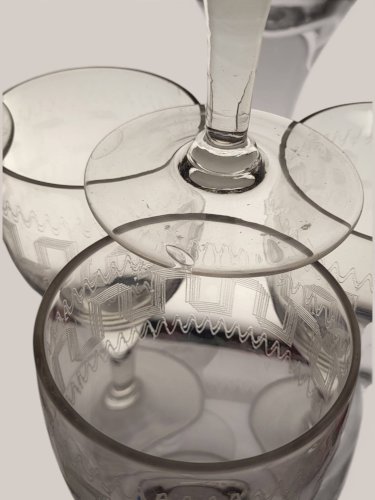 7 verres à vin décor à la grecque / verre. Hauteur 16, 5 cm. Diamètre au bu