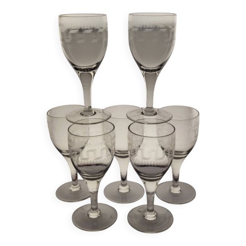 7 verres à vin décor à la grecque / verre. Hauteur 16, 5 cm. Diamètre au bu