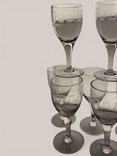 7 verres à vin décor à la grecque / verre. Hauteur 16, 5 cm. Diamètre au bu