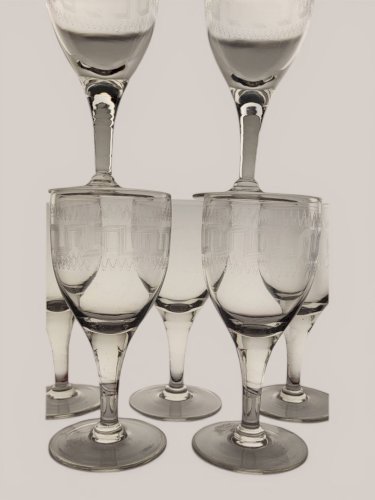 7 verres à vin décor à la grecque / verre. Hauteur 16, 5 cm. Diamètre au bu