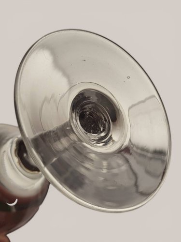 7 verres à vin décor à la grecque / verre. Hauteur 16, 5 cm. Diamètre au bu