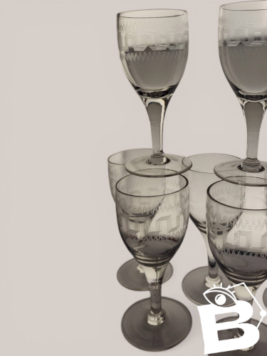 7 verres à vin décor à la grecque / verre. Hauteur 16, 5 cm. Diamètre au bu