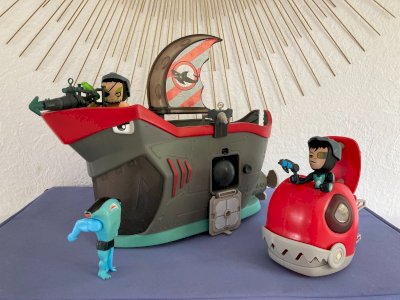 725⚜️ Toy Boat The Assault Ship Mutant Busters + Figurines