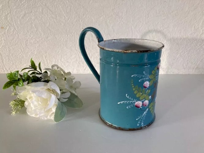 8 ⚜️ Ancien Filtre à Cafetière en Tôle Émaillée à Décor Floral en Relief Vintage
