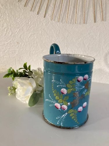 8 ⚜️ Ancien Filtre à Cafetière en Tôle Émaillée à Décor Floral en Relief Vintage