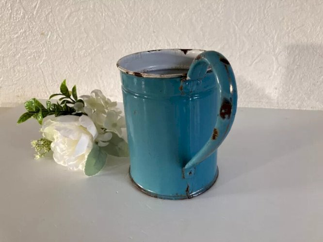 8 ⚜️ Ancien Filtre à Cafetière en Tôle Émaillée à Décor Floral en Relief Vintage