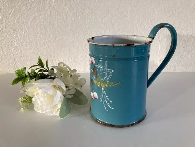 8 ⚜️ Ancien Filtre à Cafetière en Tôle Émaillée à Décor Floral en Relief Vintage