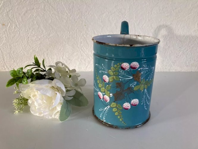 8 ⚜️ Ancien Filtre à Cafetière en Tôle Émaillée à Décor Floral en Relief Vintage