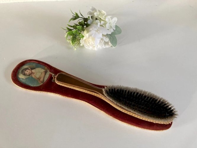 8 ⚜️ Ancienne Brosse à Habits Sur Support Mural Velours Hauteur 44 Cm Vintage