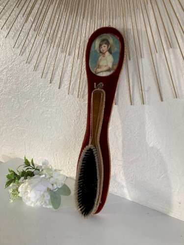 8 ⚜️ Ancienne Brosse à Habits Sur Support Mural Velours Hauteur 44 Cm Vintage