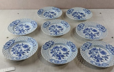 8 anciennes assiettes, décor Blue Onion / porcelaine Tchécoslovaquie / Czech