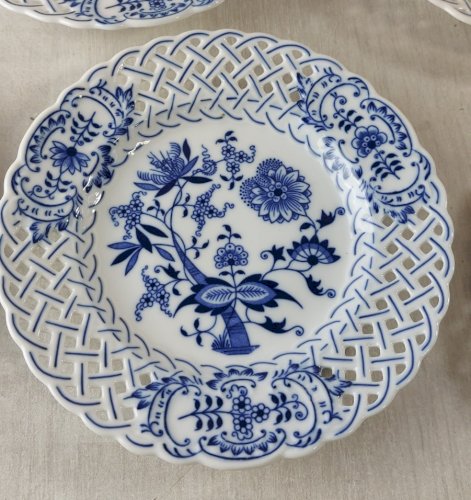 8 anciennes assiettes, décor Blue Onion / porcelaine Tchécoslovaquie / Czech