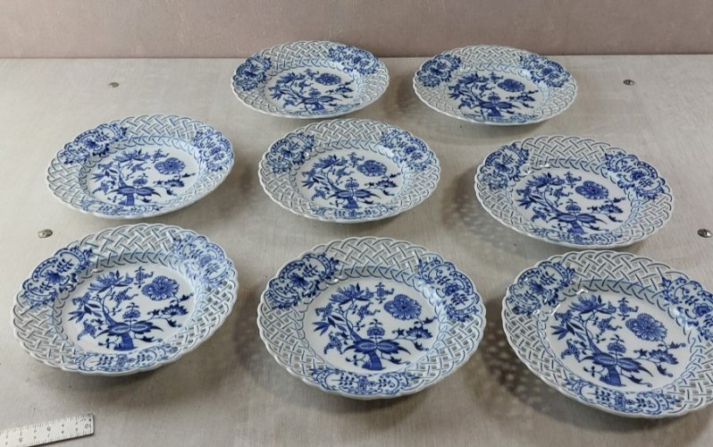 8 anciennes assiettes, décor Blue Onion / porcelaine Tchécoslovaquie / Czech