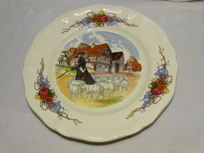 -8 ASSIETTES A DESSERT  CERAMIQUE SARREGUEMINES signées H.LOUX OBERNAI    D