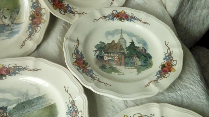8 ASSIETTES A DESSERT EN FAIENCE OBERNAI SARREGUEMINES*