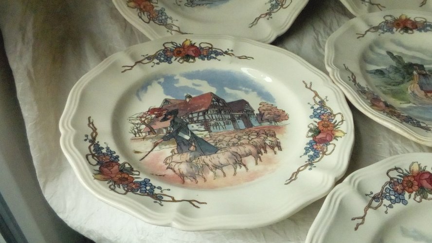 8 ASSIETTES A DESSERT EN FAIENCE OBERNAI SARREGUEMINES*