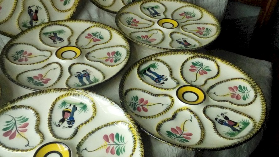 8 ASSIETTES  A HUITRES EN FAIENCE HENRIOT QUIMPER FRANCE**