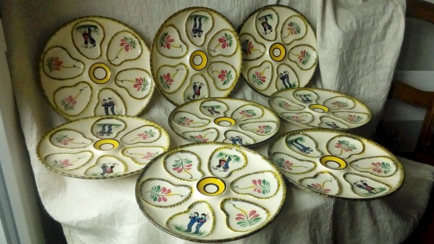 8 ASSIETTES  A HUITRES EN FAIENCE HENRIOT QUIMPER FRANCE**