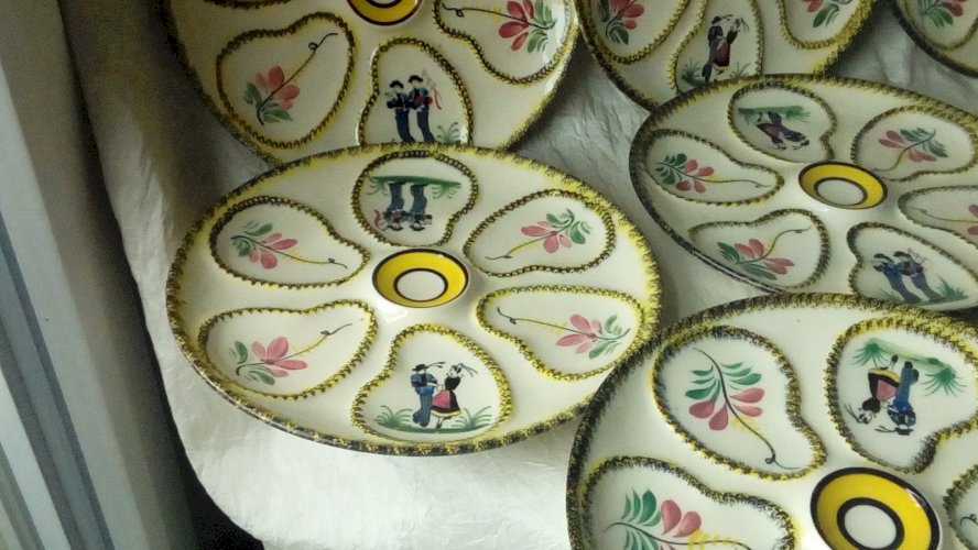 8 ASSIETTES  A HUITRES EN FAIENCE HENRIOT QUIMPER FRANCE**