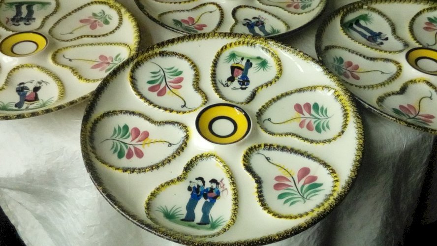 8 ASSIETTES  A HUITRES EN FAIENCE HENRIOT QUIMPER FRANCE**