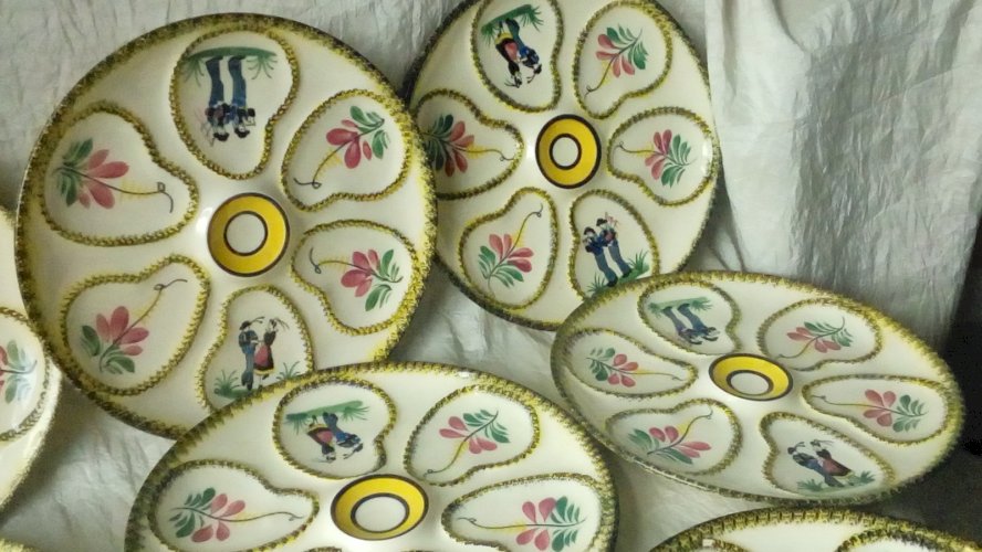 8 ASSIETTES  A HUITRES EN FAIENCE HENRIOT QUIMPER FRANCE**
