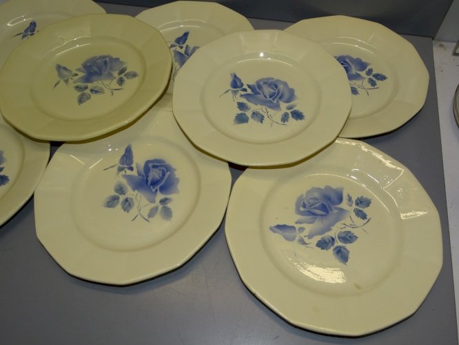 -8 ASSIETTES CERAMIQUE DIGOIN SARREGUEMINES AVEC ROSES BLEUES AU CENTRE    D