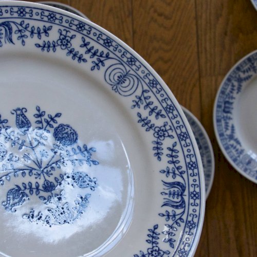 8 assiettes plates en porcelaine signées Kahla Germany bleu cobalt