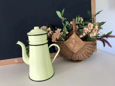 8 ⚜️ Vintage Yellow Enamelled Tin Teapot