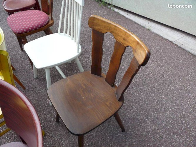 8 chaises de bistrot en bois dépareillées - vintage
