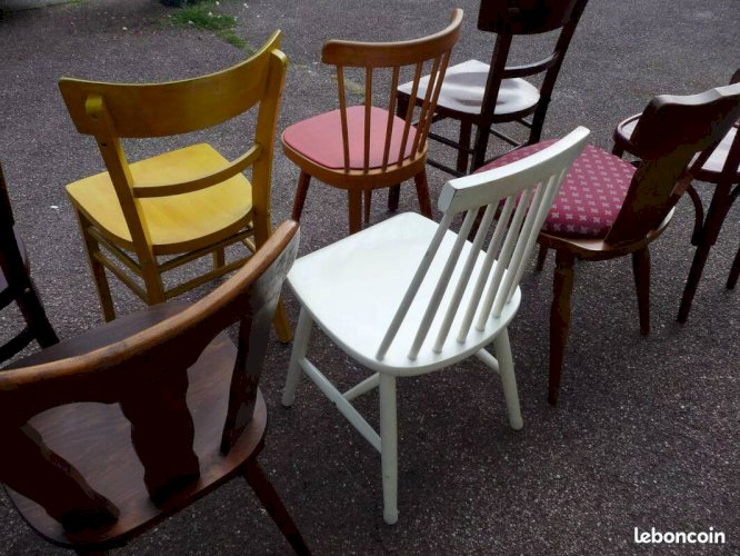 8 chaises de bistrot en bois dépareillées - vintage
