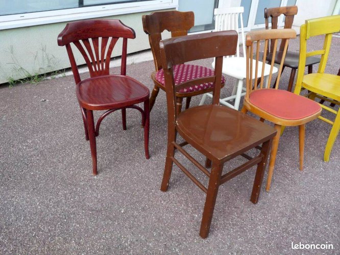 8 chaises de bistrot en bois dépareillées - vintage