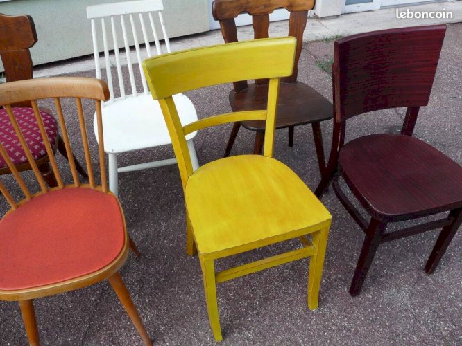 8 chaises de bistrot en bois dépareillées - vintage