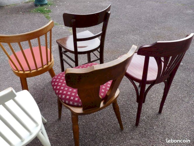 8 chaises de bistrot en bois dépareillées - vintage