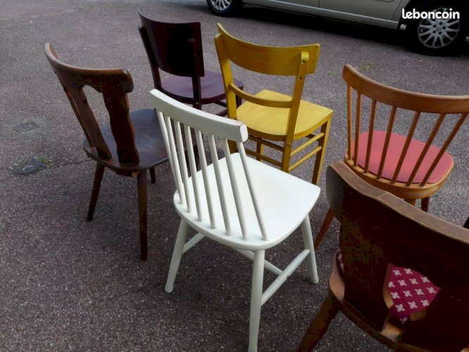 8 chaises de bistrot en bois dépareillées - vintage