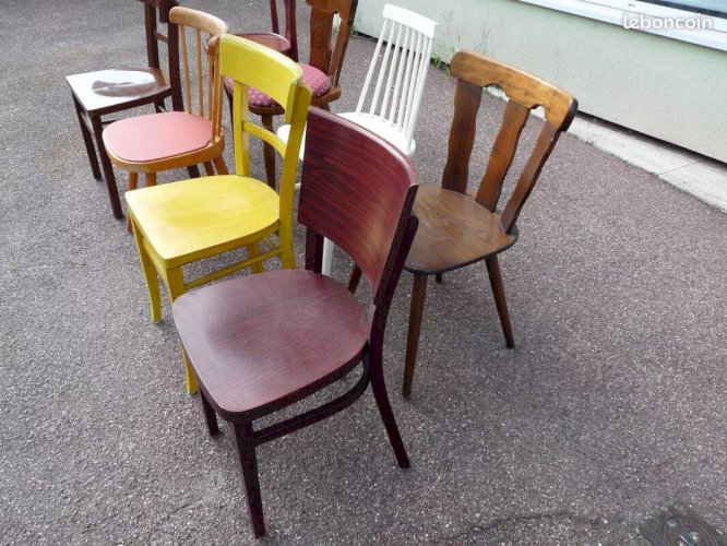 8 chaises de bistrot en bois dépareillées - vintage