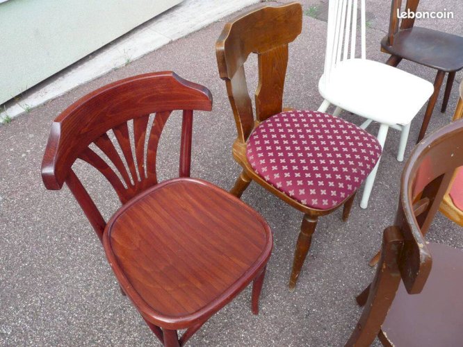 8 chaises de bistrot en bois dépareillées - vintage