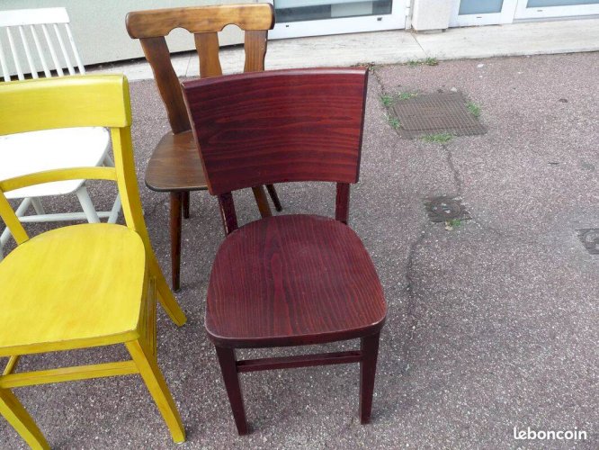 8 chaises de bistrot en bois dépareillées - vintage