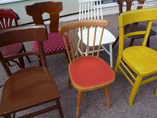 8 chaises de bistrot en bois dépareillées - vintage