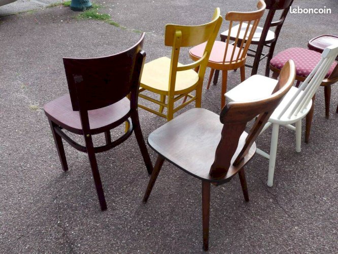 8 chaises de bistrot en bois dépareillées - vintage