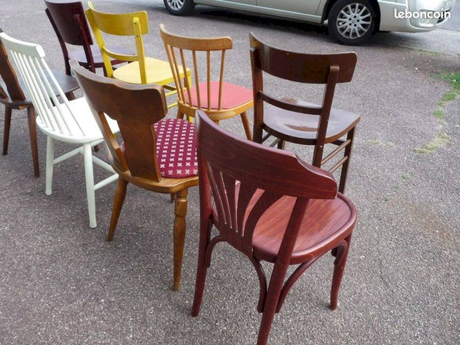 8 chaises de bistrot en bois dépareillées - vintage