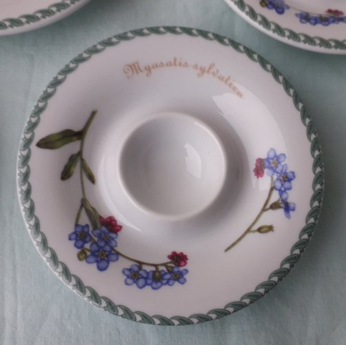 8 coquetiers en porcelaine