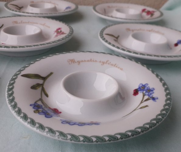8 coquetiers en porcelaine