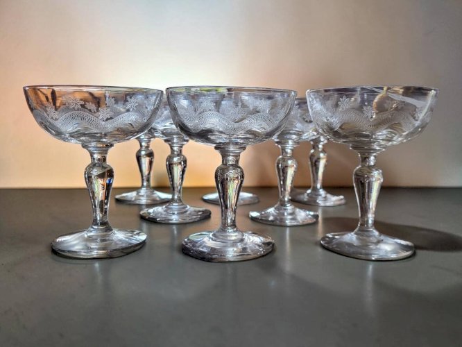 8 coupes à champagne en verre gravé Meisenthal, Art Déco