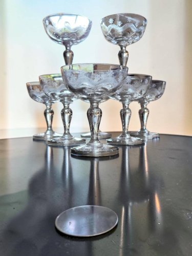8 coupes à champagne en verre gravé Meisenthal, Art Déco