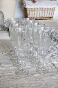8 coupes à champagne vintage en verre pressé