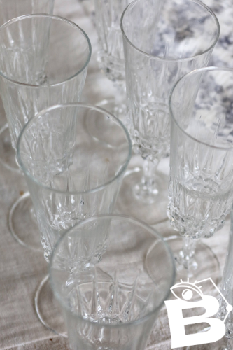 8 coupes à champagne vintage en verre pressé