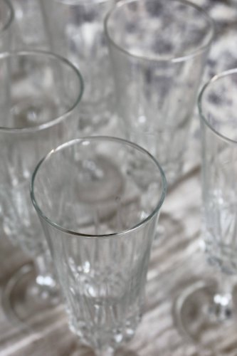 8 coupes à champagne vintage en verre pressé