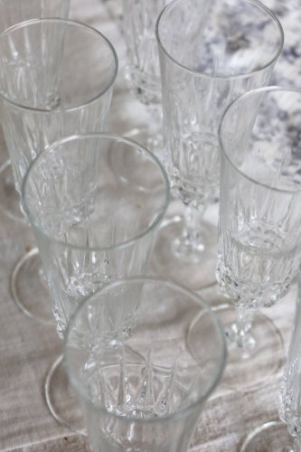 8 coupes à champagne vintage en verre pressé